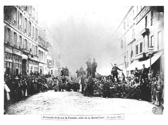 Barrikade in der Rue de Flandre während der Pariser Kommune