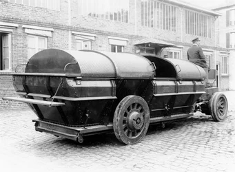 Geschlossener Autotransporter für den Transport von Haushaltsabfällen, 1912