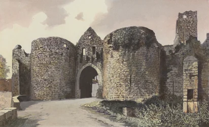 Domme, Türmeingang und Überreste der Stadtmauern