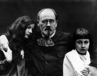 Emile Zola (1840-1902), Schriftsteller und französischer Journalist, im Garten von Verneuil-sur-Seine (Yvelines) mit seinen Kindern Denise und Jacques