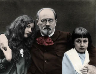 Émile Zola mit seinen Töchtern Denise und Jacques in seinem Haus in Verneuil-sur-Seine
