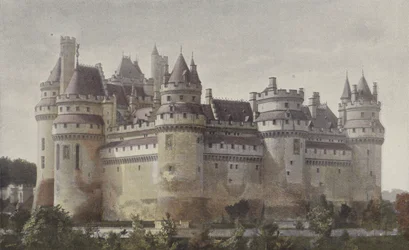 Pierrefonds, Schloss (Ansicht von der Straße nach Villers-Cotterets)