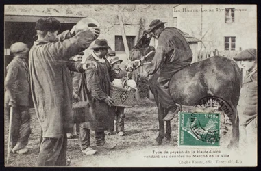 Postkarte, die einen Bauern in der Haute-Loire, der Lebensmittel auf dem Markt verkauft, um 1900 darstellt