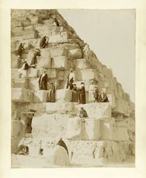Touristen an der Großen Pyramide von Gizeh
