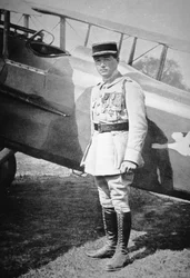 Das französische Fliegerass des Ersten Weltkriegs, Sous-Lieutenant René Fonck, nach sechs Siegen mit der Légion d’honneur ausgezeichnet, 8. Mai 1918