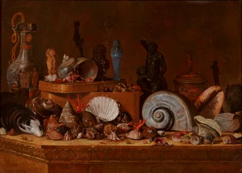 Ein Kuriositätenkabinett: Muscheln mit Korallen und eine Holzkiste sowie Antiquitäten einschließlich eines ägyptischen Uschebti auf einem Steinpodest, um 1730-70