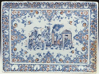 Ein rechteckiges Rouen-Tablett, bemalt in Blau und Eisenrot