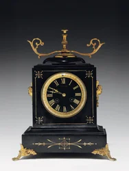 Eine Kaminuhr aus schwarzem Kompositstein, mit eingravierten Verzierungen, mit Beinen, Spitzen und Beschlägen aus vergoldetem Messing, von Jausions aus Pau, Frankreich, ca. 1876-78
