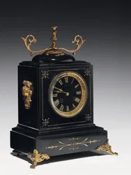 Eine Kaminuhr aus schwarzem Kompositionsstein, mit eingravierten Verzierungen, mit Beinen, Spitzen und Beschlägen aus vergoldetem Messing, von Jausions aus Pau, Frankreich, ca. 1876-78