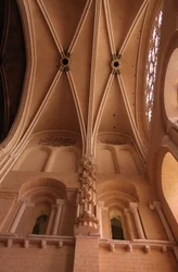 Innenansicht der westlichsten Bucht vor dem Rosettenfenster