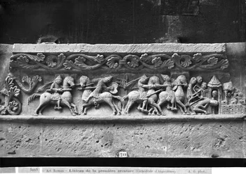 Kathedrale von St. Peter in Angouleme, Lintel-Detail an der Westfassade, das Szenen inspiriert von La Chanson de Roland zeigt, Original von ca. 1125-35 (Gipsabguss von Stein)