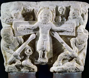 Christus am Kreuz, Relief auf einem Kapitell von Zwillingssäulen