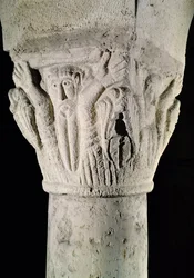 Säulenkapitell mit einem Mann mit erhobenen Armen