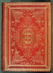 Einband eines Buches von Kardinal Mazarin, mit den Wappen der Kardinäle Sterne und Rutenbündel, überragt vom Galero-Hut und Quasten eines Kardinals