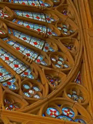 Abschnitt der westlichen Rosette von ca. 1240; das Glas ist modern