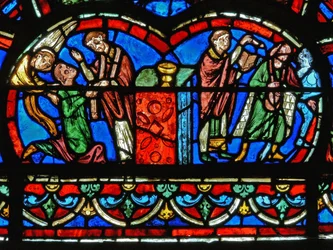 Detail eines Fensters, das das Jüngste Gericht darstellt