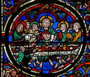 Detail eines Fensters, das die Passion darstellt: Das letzte Abendmahl