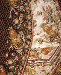 Detail eines prächtigen Anzugs aus braunem Samt, bestehend aus Mantel, Kniebundhose und Weste aus elfenbeinfarbener Seide, ca. 1760