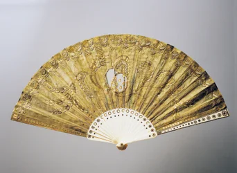 Abendhandfächer mit stilisierten Blumenmotiven in Seide mit Pailletten, eingelegte Knochenrippen