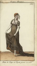 Modische Frau im kreppkleid mit sichtbaren Brustwarzen