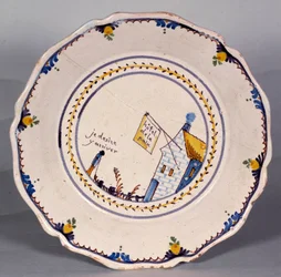 Französische Revolution: Teller mit Darstellung des Hôtel de la Paix „Ich wünsche, dort zu sein“. Keramik des 18. Jahrhunderts. Nevers, Musée Frédéric Blandin