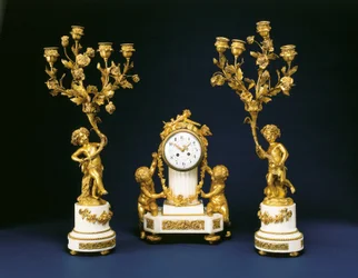 Garnitur, verkauft von Black, Starr und Frost, bestehend aus einer Kaminuhr und einem Paar vierarmiger Kandelaber, ca. 1875-1900