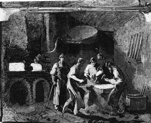 Herstellung von Gewehrläufen: Arbeiter bearbeiten Eisen mit einem Hammer, um Platten herzustellen