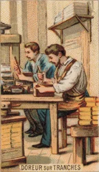 Männer vergolden Bücher mit Gold