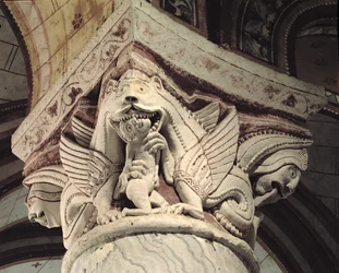 Monster, das einen Menschen verschlingt, Säulenkapitell