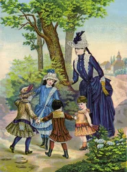 Mutter mit Kindern spielt auf dem Land