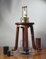 Piezoelektrisches Quarzgerät, entworfen von Pierre (1859-1906) und Jacques Curie, 1897