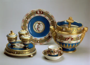 Plat de Menage, Teller, Tasse und Untertasse und Eisschale aus dem Blue Cameo Service, Sevres, 1778-9