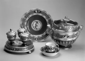 Plat de Menage, Schale, Tasse und Untertasse und Eisschale aus dem Blue Cameo Service, Sèvres, 1778-79 (Weichporzellan)