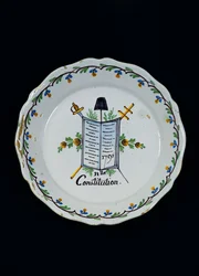 Teller verziert mit dem Buch der Verfassung, verbunden mit den drei Ständen, 1791