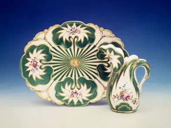 Teller und Krug mit Blumendekoration, Sevres