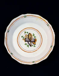 Teller dekoriert mit Freimaurer-Attributen