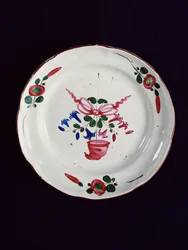 Teller mit Dekoration eines Bouquets mit phrygischer Mütze