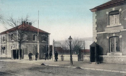 Postkarte, die die Kaserne in Besancon zeigt, um 1900