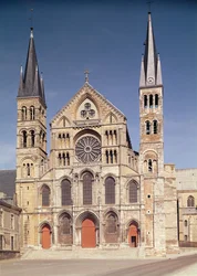 Hauptfassade der Abtei