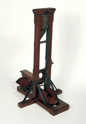 Reduziertes Modell einer Guillotine (Holz und Metall)