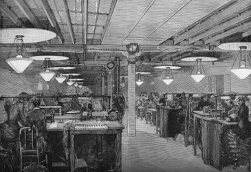 Raum der weiblichen Telegrafen im Zentralbüro des Ministeriums für Post und Telegrafen, beleuchtet mit elektrischem Licht durch Volta-Bogenlampen (System Cance), Paris 1883