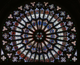Rosettenfenster, das Christus umgeben von den zwölf Aposteln und Evangelistensymbolen darstellt