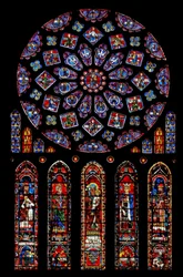 Rosettenfenster, das Könige und Propheten um die Jungfrau Maria und das Jesuskind darstellt
