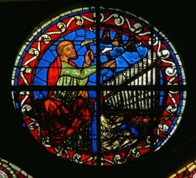 Rosettenfenster mit einer Orgel und Glocken