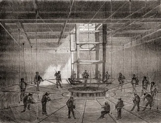 Matrosen und Arbeiter wickeln das transatlantische Telegraphenkabel in den Bilgetanks der S.S. Great Eastern auf