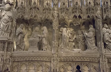 Szene des Chors der Kathedrale von Chartres: links: Erscheinung Christi vor seiner Mutter, rechts: Himmelfahrt