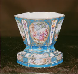 Sevres Eventail bleu-celeste Jardiniere
