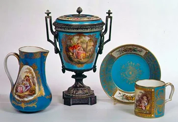 Sevres blau celeste Krug, Becher, Urne und Teller, alle frühes 18. Jahrhundert