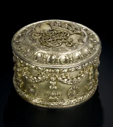 Silbervergoldete runde Dose mit Deckel aus dem Lennoxlove-Toilettenset, im Besitz von Frances Teresa Stewart, Herzogin von Richmond und Lennox: Französisch, Paris, geprüft zwischen April und September 1672