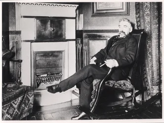 Stéphane Mallarmé (1842-98) sitzt am Kamin in seinem Haus in der Rue de Rome, Paris